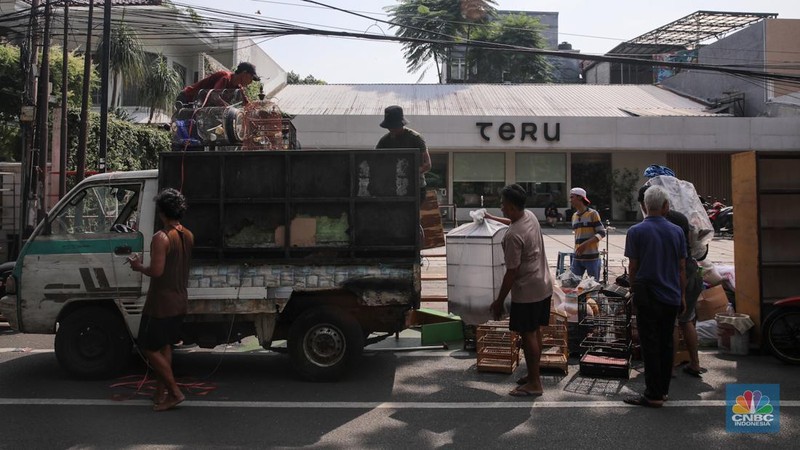 Petugas menggunakan eskavator saat membongkar Pasar Hewan di Jalan Barito Satu, Jakarta Selatan, Senin (27/10/2025). Pembongkaran dilakukan sebagai bagian dari proyek penataan kawasan menjadi Taman Bendera Pusaka. Petugas menggunakan eskavator saat membongkar Pasar Hewan di Jalan Barito Satu, Jakarta Selatan, Senin (27/10/2025). Pembongkaran dilakukan sebagai bagian dari proyek penataan kawasan menjadi Taman Bendera Pusaka. (CNBC Indonesia/Faisal Rahman)