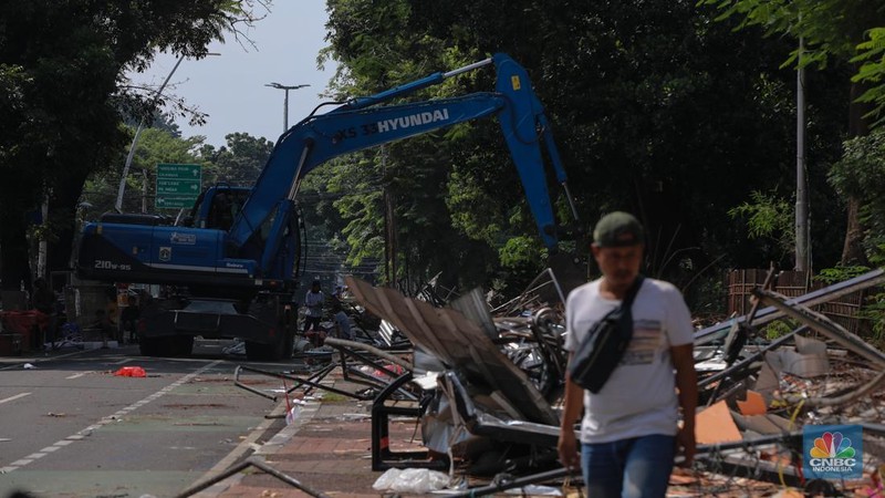 Petugas menggunakan eskavator saat membongkar Pasar Hewan di Jalan Barito Satu, Jakarta Selatan, Senin (27/10/2025). Pembongkaran dilakukan sebagai bagian dari proyek penataan kawasan menjadi Taman Bendera Pusaka. Petugas menggunakan eskavator saat membongkar Pasar Hewan di Jalan Barito Satu, Jakarta Selatan, Senin (27/10/2025). Pembongkaran dilakukan sebagai bagian dari proyek penataan kawasan menjadi Taman Bendera Pusaka. (CNBC Indonesia/Faisal Rahman)