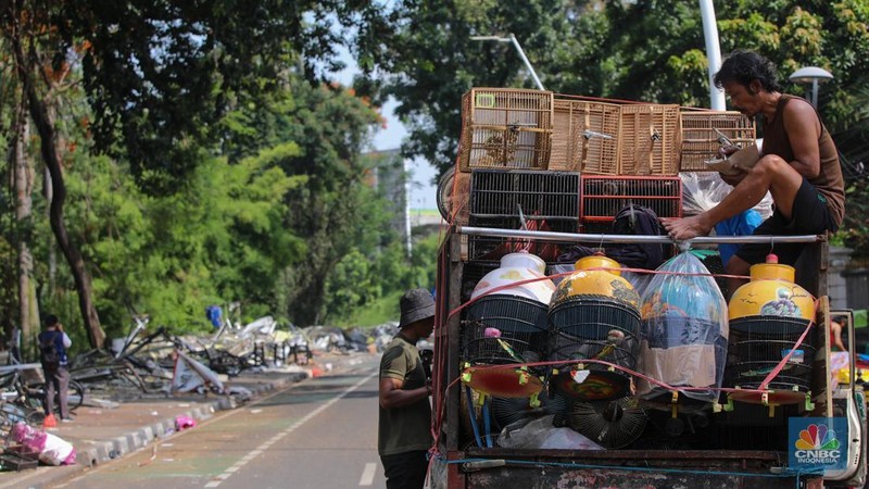 Petugas menggunakan eskavator saat membongkar Pasar Hewan di Jalan Barito Satu, Jakarta Selatan, Senin (27/10/2025). Pembongkaran dilakukan sebagai bagian dari proyek penataan kawasan menjadi Taman Bendera Pusaka. Petugas menggunakan eskavator saat membongkar Pasar Hewan di Jalan Barito Satu, Jakarta Selatan, Senin (27/10/2025). Pembongkaran dilakukan sebagai bagian dari proyek penataan kawasan menjadi Taman Bendera Pusaka. (CNBC Indonesia/Faisal Rahman)