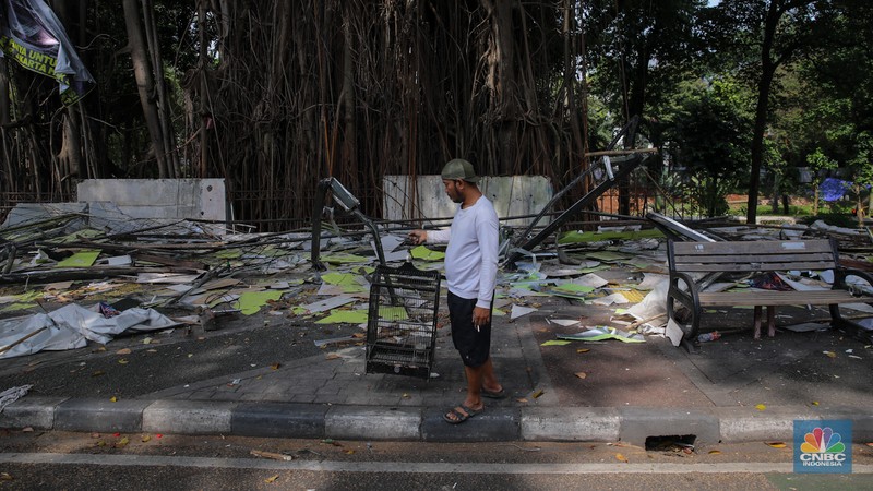 Petugas menggunakan eskavator saat membongkar Pasar Hewan di Jalan Barito Satu, Jakarta Selatan, Senin (27/10/2025). Pembongkaran dilakukan sebagai bagian dari proyek penataan kawasan menjadi Taman Bendera Pusaka. Petugas menggunakan eskavator saat membongkar Pasar Hewan di Jalan Barito Satu, Jakarta Selatan, Senin (27/10/2025). Pembongkaran dilakukan sebagai bagian dari proyek penataan kawasan menjadi Taman Bendera Pusaka. (CNBC Indonesia/Faisal Rahman)