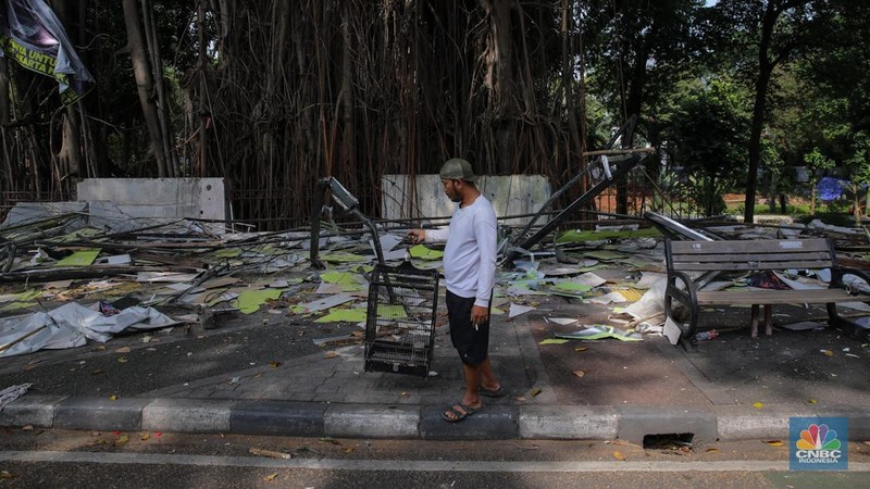 Petugas menggunakan eskavator saat membongkar Pasar Hewan di Jalan Barito Satu, Jakarta Selatan, Senin (27/10/2025). Pembongkaran dilakukan sebagai bagian dari proyek penataan kawasan menjadi Taman Bendera Pusaka. Petugas menggunakan eskavator saat membongkar Pasar Hewan di Jalan Barito Satu, Jakarta Selatan, Senin (27/10/2025). Pembongkaran dilakukan sebagai bagian dari proyek penataan kawasan menjadi Taman Bendera Pusaka. (CNBC Indonesia/Faisal Rahman)