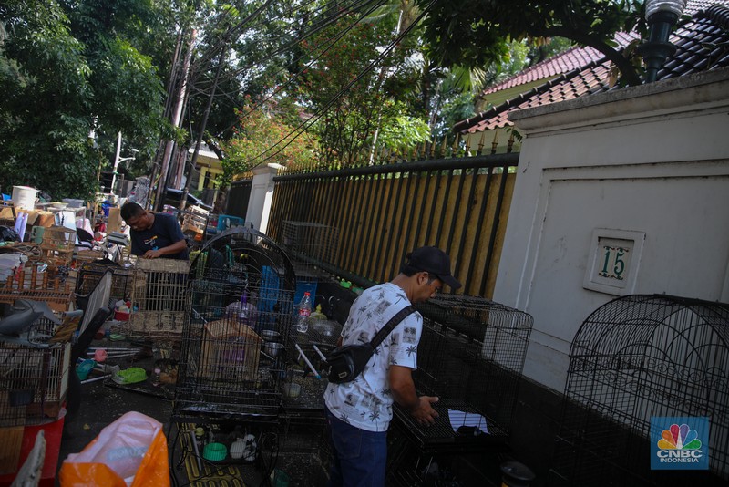 Petugas menggunakan eskavator saat membongkar Pasar Hewan di Jalan Barito Satu, Jakarta Selatan, Senin (27/10/2025). Pembongkaran dilakukan sebagai bagian dari proyek penataan kawasan menjadi Taman Bendera Pusaka. Petugas menggunakan eskavator saat membongkar Pasar Hewan di Jalan Barito Satu, Jakarta Selatan, Senin (27/10/2025). Pembongkaran dilakukan sebagai bagian dari proyek penataan kawasan menjadi Taman Bendera Pusaka. (CNBC Indonesia/Faisal Rahman)