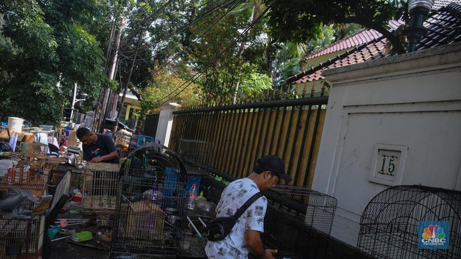 Petugas menggunakan eskavator saat membongkar Pasar Hewan di Jalan Barito Satu, Jakarta Selatan, Senin (27/10/2025). Pembongkaran dilakukan sebagai bagian dari proyek penataan kawasan menjadi Taman Bendera Pusaka. Petugas menggunakan eskavator saat membongkar Pasar Hewan di Jalan Barito Satu, Jakarta Selatan, Senin (27/10/2025). Pembongkaran dilakukan sebagai bagian dari proyek penataan kawasan menjadi Taman Bendera Pusaka. (CNBC Indonesia/Faisal Rahman)
