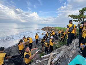 Polda Sumbar Raih Rekor Muri Usai Gelar Bersih Pantai dengan Ribuan Peserta