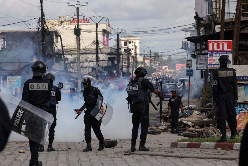 Polisi anti huru hara berpatroli saat membubarkan protes oposisi yang menuntut transisi politik, menyusul pemilihan presiden 12 Oktober, di Garoua, Kamerun, 26 Oktober 2025. Polisi anti huru hara berpatroli saat membubarkan protes oposisi yang menuntut transisi politik, menyusul pemilihan presiden 12 Oktober, di Garoua, Kamerun, 26 Oktober 2025. (REUTERS/Desire Danga Essigue)