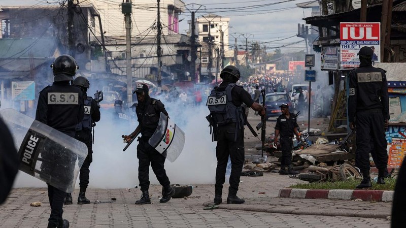 Polisi anti huru hara berpatroli saat membubarkan protes oposisi yang menuntut transisi politik, menyusul pemilihan presiden 12 Oktober, di Garoua, Kamerun, 26 Oktober 2025. Polisi anti huru hara berpatroli saat membubarkan protes oposisi yang menuntut transisi politik, menyusul pemilihan presiden 12 Oktober, di Garoua, Kamerun, 26 Oktober 2025. (REUTERS/Desire Danga Essigue)