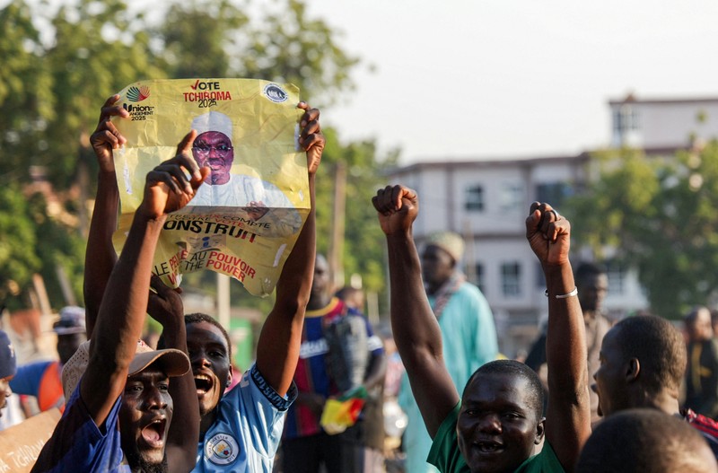 Polisi anti huru hara berpatroli saat membubarkan protes oposisi yang menuntut transisi politik, menyusul pemilihan presiden 12 Oktober, di Garoua, Kamerun, 26 Oktober 2025. Polisi anti huru hara berpatroli saat membubarkan protes oposisi yang menuntut transisi politik, menyusul pemilihan presiden 12 Oktober, di Garoua, Kamerun, 26 Oktober 2025. (REUTERS/Desire Danga Essigue)