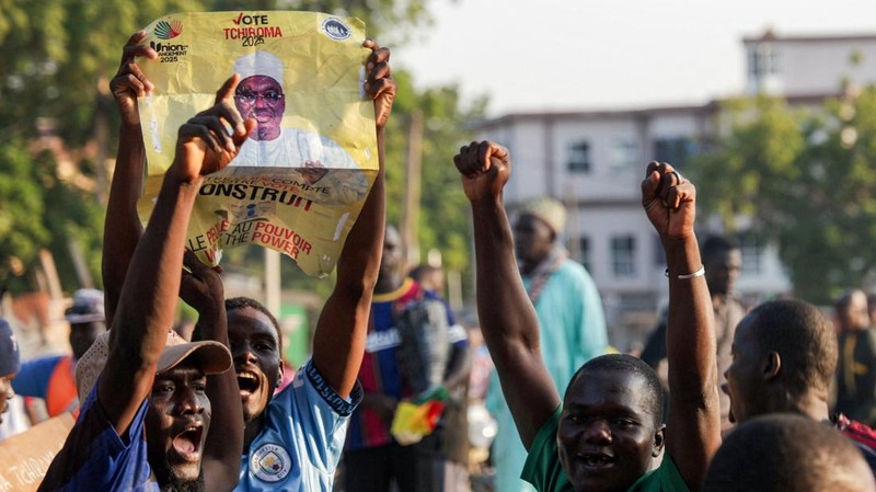 Polisi anti huru hara berpatroli saat membubarkan protes oposisi yang menuntut transisi politik, menyusul pemilihan presiden 12 Oktober, di Garoua, Kamerun, 26 Oktober 2025. Polisi anti huru hara berpatroli saat membubarkan protes oposisi yang menuntut transisi politik, menyusul pemilihan presiden 12 Oktober, di Garoua, Kamerun, 26 Oktober 2025. (REUTERS/Desire Danga Essigue)