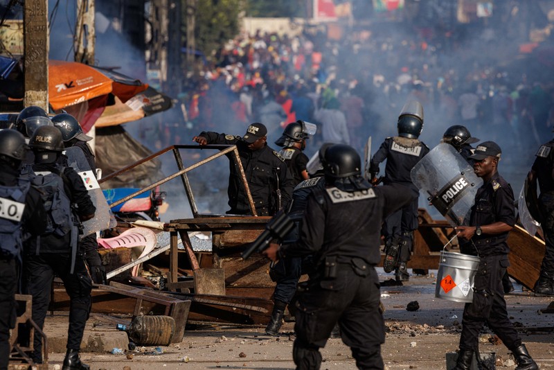 Polisi anti huru hara berpatroli saat membubarkan protes oposisi yang menuntut transisi politik, menyusul pemilihan presiden 12 Oktober, di Garoua, Kamerun, 26 Oktober 2025. Polisi anti huru hara berpatroli saat membubarkan protes oposisi yang menuntut transisi politik, menyusul pemilihan presiden 12 Oktober, di Garoua, Kamerun, 26 Oktober 2025. (REUTERS/Desire Danga Essigue)