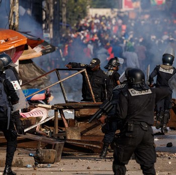 Kerusuhan Pecah di Ibu Kota Bisnis: Motor Dibakar, Polisi Tembak Massa