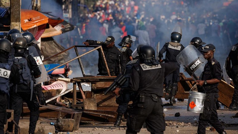 Polisi anti huru hara berpatroli saat membubarkan protes oposisi yang menuntut transisi politik, menyusul pemilihan presiden 12 Oktober, di Garoua, Kamerun, 26 Oktober 2025. Polisi anti huru hara berpatroli saat membubarkan protes oposisi yang menuntut transisi politik, menyusul pemilihan presiden 12 Oktober, di Garoua, Kamerun, 26 Oktober 2025. (REUTERS/Desire Danga Essigue)