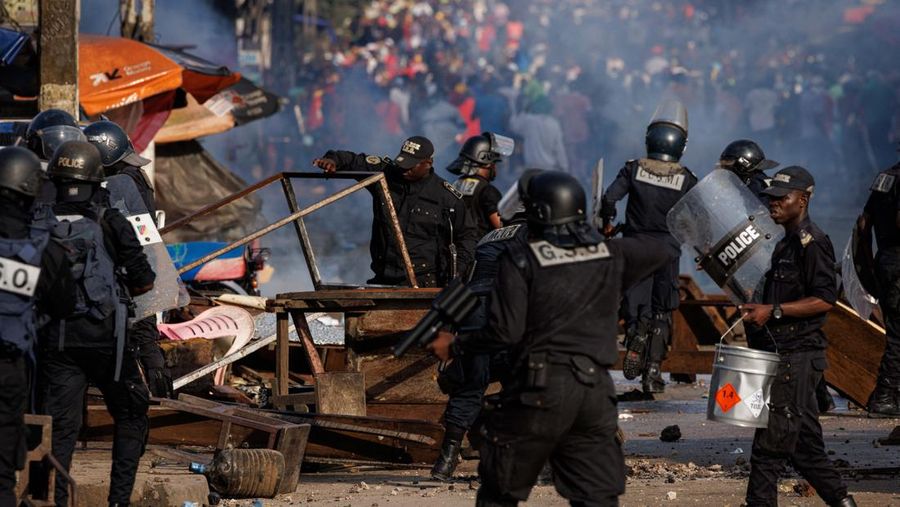 Polisi anti huru hara berpatroli saat membubarkan protes oposisi yang menuntut transisi politik, menyusul pemilihan presiden 12 Oktober, di Garoua, Kamerun, 26 Oktober 2025. Polisi anti huru hara berpatroli saat membubarkan protes oposisi yang menuntut transisi politik, menyusul pemilihan presiden 12 Oktober, di Garoua, Kamerun, 26 Oktober 2025. (REUTERS/Desire Danga Essigue)