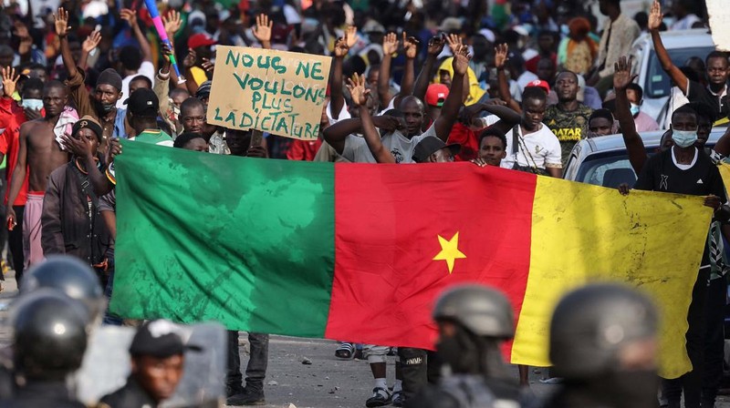Polisi anti huru hara berpatroli saat membubarkan protes oposisi yang menuntut transisi politik, menyusul pemilihan presiden 12 Oktober, di Garoua, Kamerun, 26 Oktober 2025. Polisi anti huru hara berpatroli saat membubarkan protes oposisi yang menuntut transisi politik, menyusul pemilihan presiden 12 Oktober, di Garoua, Kamerun, 26 Oktober 2025. (REUTERS/Desire Danga Essigue)