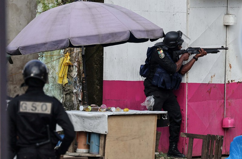 Polisi anti huru hara berpatroli saat membubarkan protes oposisi yang menuntut transisi politik, menyusul pemilihan presiden 12 Oktober, di Garoua, Kamerun, 26 Oktober 2025. Polisi anti huru hara berpatroli saat membubarkan protes oposisi yang menuntut transisi politik, menyusul pemilihan presiden 12 Oktober, di Garoua, Kamerun, 26 Oktober 2025. (REUTERS/Desire Danga Essigue)