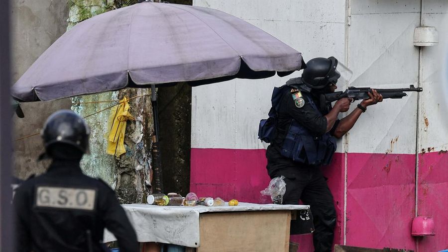 Polisi anti huru hara berpatroli saat membubarkan protes oposisi yang menuntut transisi politik, menyusul pemilihan presiden 12 Oktober, di Garoua, Kamerun, 26 Oktober 2025. Polisi anti huru hara berpatroli saat membubarkan protes oposisi yang menuntut transisi politik, menyusul pemilihan presiden 12 Oktober, di Garoua, Kamerun, 26 Oktober 2025. (REUTERS/Desire Danga Essigue)