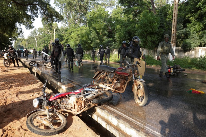 Polisi anti huru hara berpatroli saat membubarkan protes oposisi yang menuntut transisi politik, menyusul pemilihan presiden 12 Oktober, di Garoua, Kamerun, 26 Oktober 2025. Polisi anti huru hara berpatroli saat membubarkan protes oposisi yang menuntut transisi politik, menyusul pemilihan presiden 12 Oktober, di Garoua, Kamerun, 26 Oktober 2025. (REUTERS/Desire Danga Essigue)