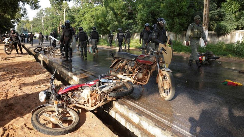 Polisi anti huru hara berpatroli saat membubarkan protes oposisi yang menuntut transisi politik, menyusul pemilihan presiden 12 Oktober, di Garoua, Kamerun, 26 Oktober 2025. Polisi anti huru hara berpatroli saat membubarkan protes oposisi yang menuntut transisi politik, menyusul pemilihan presiden 12 Oktober, di Garoua, Kamerun, 26 Oktober 2025. (REUTERS/Desire Danga Essigue)