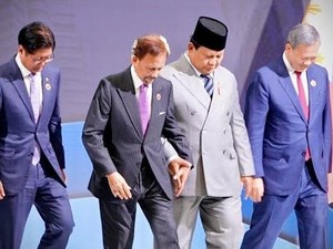 Video: Prabowo Gandeng Sultan Brunei di KTT ASEAN, Menlu Soroti Kedekatan