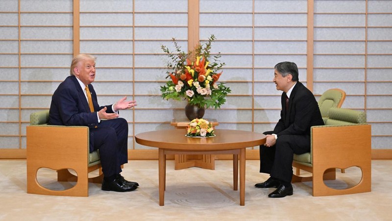 Presiden AS Donald Trump disambut oleh Kaisar Jepang Naruhito saat kedatangannya di Istana Kekaisaran di Tokyo, Jepang, 27 Oktober 2025. Presiden AS Donald Trump disambut oleh Kaisar Jepang Naruhito saat kedatangannya di Istana Kekaisaran di Tokyo, Jepang, 27 Oktober 2025. (REUTERS/Issei Kato/Pool)