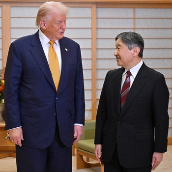 Detik-Detik 'Raja' Trump Bertemu dengan Kaisar Jepang, Bahas Apa?