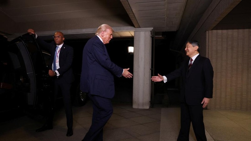 Presiden AS Donald Trump disambut oleh Kaisar Jepang Naruhito saat kedatangannya di Istana Kekaisaran di Tokyo, Jepang, 27 Oktober 2025. Presiden AS Donald Trump disambut oleh Kaisar Jepang Naruhito saat kedatangannya di Istana Kekaisaran di Tokyo, Jepang, 27 Oktober 2025. (REUTERS/Issei Kato/Pool)