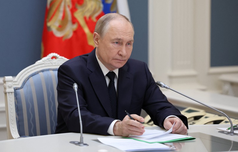 Presiden Rusia Vladimir Putin memeriksa latihan militer pasukan nuklir negaranya di darat, laut, dan udara untuk menguji kesiapan dan struktur komando mereka, melalui tautan video dari Moskow, Rusia, 22 Oktober 2025. Presiden Rusia Vladimir Putin memeriksa latihan militer pasukan nuklir negaranya di darat, laut, dan udara untuk menguji kesiapan dan struktur komando mereka, melalui tautan video dari Moskow, Rusia, 22 Oktober 2025. (Sputnik/Alexander Kazakov/Pool via REUTERS)
