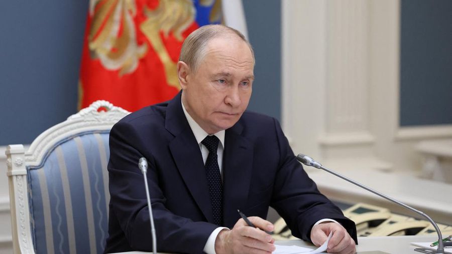 Presiden Rusia Vladimir Putin memeriksa latihan militer pasukan nuklir negaranya di darat, laut, dan udara untuk menguji kesiapan dan struktur komando mereka, melalui tautan video dari Moskow, Rusia, 22 Oktober 2025. Presiden Rusia Vladimir Putin memeriksa latihan militer pasukan nuklir negaranya di darat, laut, dan udara untuk menguji kesiapan dan struktur komando mereka, melalui tautan video dari Moskow, Rusia, 22 Oktober 2025. (Sputnik/Alexander Kazakov/Pool via REUTERS)