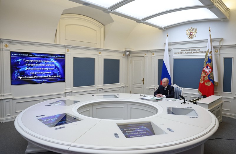 Presiden Rusia Vladimir Putin memeriksa latihan militer pasukan nuklir negaranya di darat, laut, dan udara untuk menguji kesiapan dan struktur komando mereka, melalui tautan video dari Moskow, Rusia, 22 Oktober 2025. Presiden Rusia Vladimir Putin memeriksa latihan militer pasukan nuklir negaranya di darat, laut, dan udara untuk menguji kesiapan dan struktur komando mereka, melalui tautan video dari Moskow, Rusia, 22 Oktober 2025. (Sputnik/Alexander Kazakov/Pool via REUTERS)