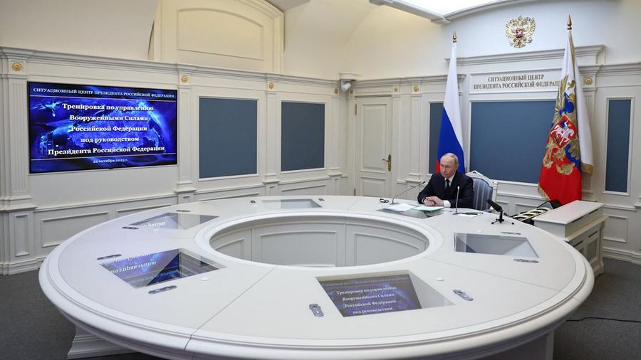 Presiden Rusia Vladimir Putin memeriksa latihan militer pasukan nuklir negaranya di darat, laut, dan udara untuk menguji kesiapan dan struktur komando mereka, melalui tautan video dari Moskow, Rusia, 22 Oktober 2025. Presiden Rusia Vladimir Putin memeriksa latihan militer pasukan nuklir negaranya di darat, laut, dan udara untuk menguji kesiapan dan struktur komando mereka, melalui tautan video dari Moskow, Rusia, 22 Oktober 2025. (Sputnik/Alexander Kazakov/Pool via REUTERS)