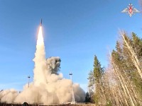 Presiden Rusia yang juga Panglima Tertinggi Angkatan Bersenjata Federasi Rusia, Vladimir Putin, memimpin militer Rusia dalam latihan kekuatan nuklir, Rabu (22/10/2025). (via REUTERS/Russian Defence Ministry)