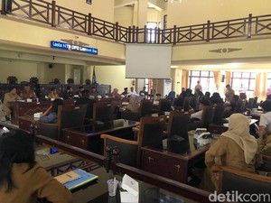 Honorer Protes Dipecat Meski Belasan Tahun Mengabdi lalu Disuruh Ikut Job Fair