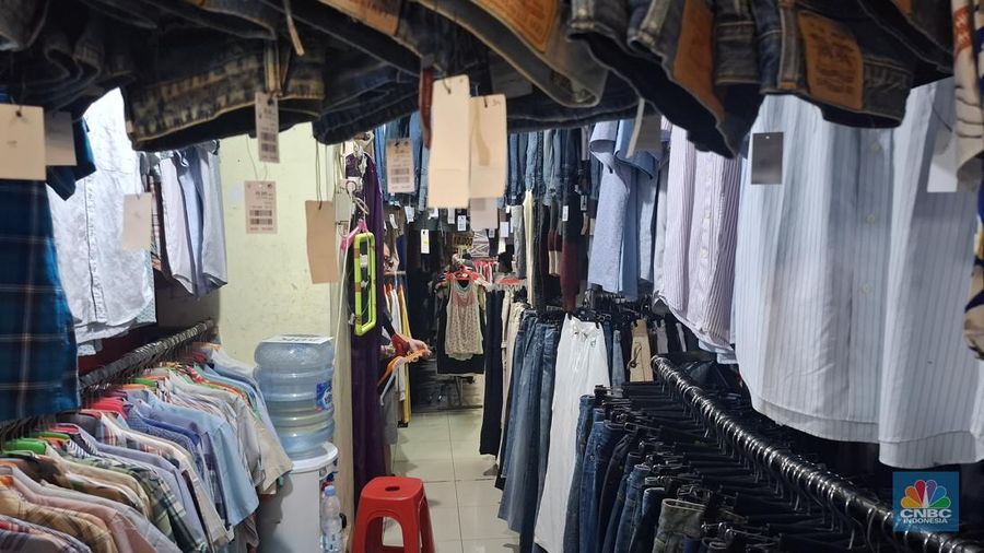 Sentra pakaian thrifting atau impor bekas di Jakarta tak hanya ditemui di kawasan Pasar Senen saja, tetapi juga ada di kawasan Pasar Baru, Jakarta Pusat yang terpantau pada Senin (27/10/2025). (CNBC Indonesia/Chandra Dwi Pranata)