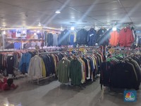 Sentra pakaian thrifting atau impor bekas di Pasar Metro Atom, Sawah Besar, Jakarta Pusat, Senin (27/10/2025). (CNBC Indonesia/Chandra Dwi Pranata)