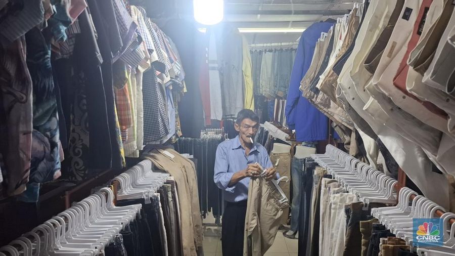 Sentra pakaian thrifting atau impor bekas di Pasar Metro Atom, Sawah Besar, Jakarta Pusat, Senin (27/10/2025). (CNBC Indonesia/Chandra Dwi Pranata)