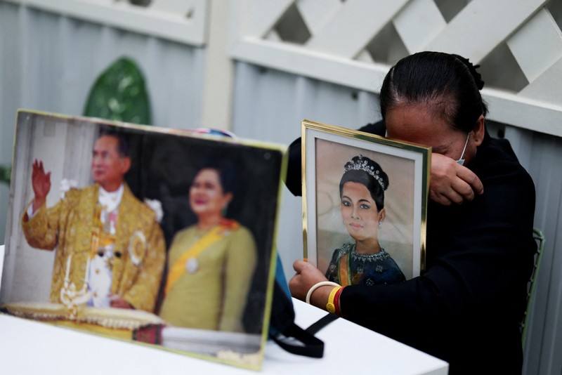 Iring-iringan mobil kerajaan mengangkut jenazah Ibu Suri Sirikit dari Rumah Sakit Memorial Raja Chulalongkorn ke Istana Raja, Bangkok, Thailand, 26 Oktober 2025. Iring-iringan mobil kerajaan mengangkut jenazah Ibu Suri Sirikit dari Rumah Sakit Memorial Raja Chulalongkorn ke Istana Raja, Bangkok, Thailand, 26 Oktober 2025. (REUTERS/Athit Perawongmetha)