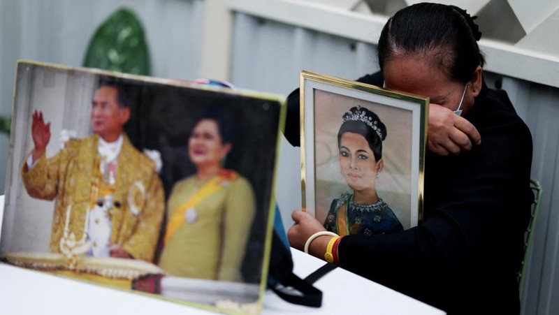 Iring-iringan mobil kerajaan mengangkut jenazah Ibu Suri Sirikit dari Rumah Sakit Memorial Raja Chulalongkorn ke Istana Raja, Bangkok, Thailand, 26 Oktober 2025. Iring-iringan mobil kerajaan mengangkut jenazah Ibu Suri Sirikit dari Rumah Sakit Memorial Raja Chulalongkorn ke Istana Raja, Bangkok, Thailand, 26 Oktober 2025. (REUTERS/Athit Perawongmetha)