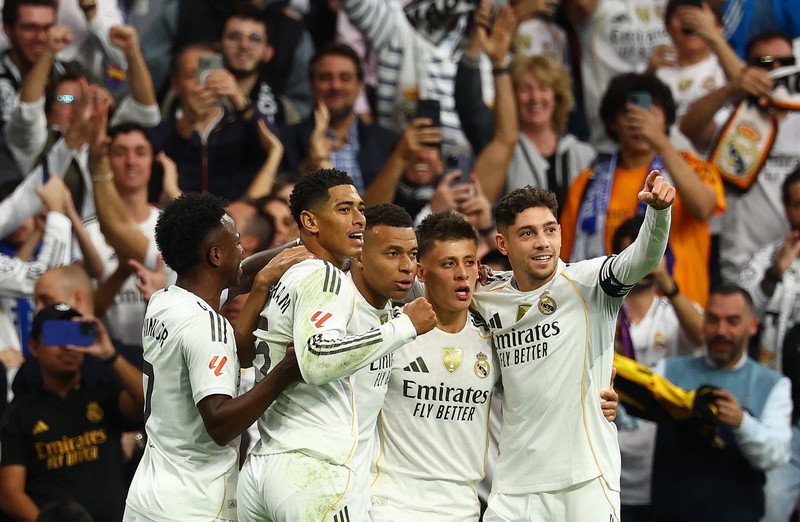 SOCCER-SPAIN-RMA-BAR/ Soccer Football - LaLiga - Real Madrid v FC Barcelona - Santiago Bernabeu, Madrid, Spain - October 26, 2025 Real Madrid's Kylian Mbappe celebrates with teammates after scoring a goal that was later disallowed for offside REUTERS/Susana Vera