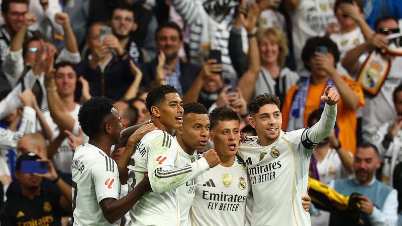 SOCCER-SPAIN-RMA-BAR/ Soccer Football - LaLiga - Real Madrid v FC Barcelona - Santiago Bernabeu, Madrid, Spain - October 26, 2025 Real Madrid's Kylian Mbappe celebrates with teammates after scoring a goal that was later disallowed for offside REUTERS/Susana Vera