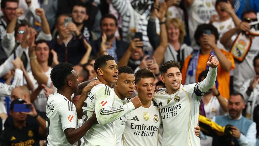 SOCCER-SPAIN-RMA-BAR/ Soccer Football - LaLiga - Real Madrid v FC Barcelona - Santiago Bernabeu, Madrid, Spain - October 26, 2025 Real Madrid's Kylian Mbappe celebrates with teammates after scoring a goal that was later disallowed for offside REUTERS/Susana Vera