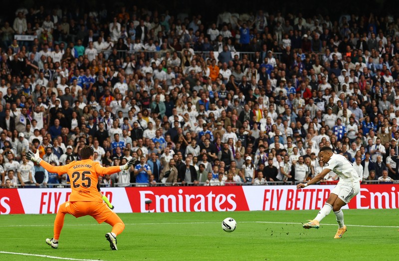 SOCCER-SPAIN-RMA-BAR/ Soccer Football - LaLiga - Real Madrid v FC Barcelona - Santiago Bernabeu, Madrid, Spain - October 26, 2025 Real Madrid's Kylian Mbappe celebrates with teammates after scoring a goal that was later disallowed for offside REUTERS/Susana Vera
