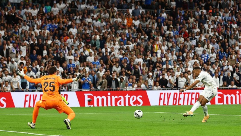 SOCCER-SPAIN-RMA-BAR/ Soccer Football - LaLiga - Real Madrid v FC Barcelona - Santiago Bernabeu, Madrid, Spain - October 26, 2025 Real Madrid's Kylian Mbappe celebrates with teammates after scoring a goal that was later disallowed for offside REUTERS/Susana Vera