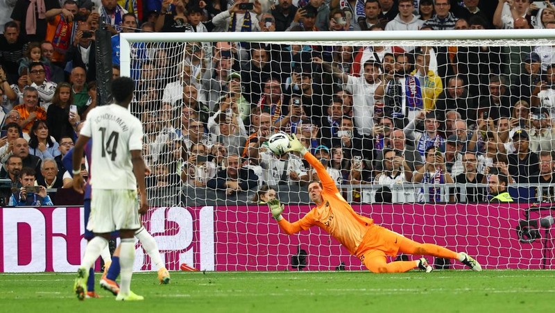 SOCCER-SPAIN-RMA-BAR/ Soccer Football - LaLiga - Real Madrid v FC Barcelona - Santiago Bernabeu, Madrid, Spain - October 26, 2025 Real Madrid's Kylian Mbappe celebrates with teammates after scoring a goal that was later disallowed for offside REUTERS/Susana Vera