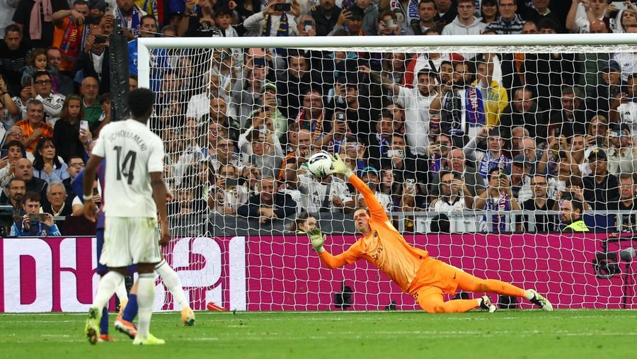 SOCCER-SPAIN-RMA-BAR/ Soccer Football - LaLiga - Real Madrid v FC Barcelona - Santiago Bernabeu, Madrid, Spain - October 26, 2025 Real Madrid's Kylian Mbappe celebrates with teammates after scoring a goal that was later disallowed for offside REUTERS/Susana Vera