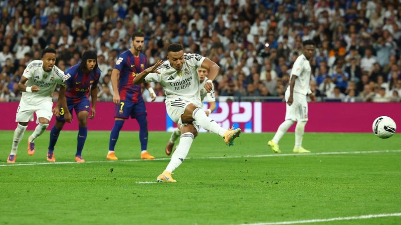 SOCCER-SPAIN-RMA-BAR/ Soccer Football - LaLiga - Real Madrid v FC Barcelona - Santiago Bernabeu, Madrid, Spain - October 26, 2025 Real Madrid's Kylian Mbappe celebrates with teammates after scoring a goal that was later disallowed for offside REUTERS/Susana Vera