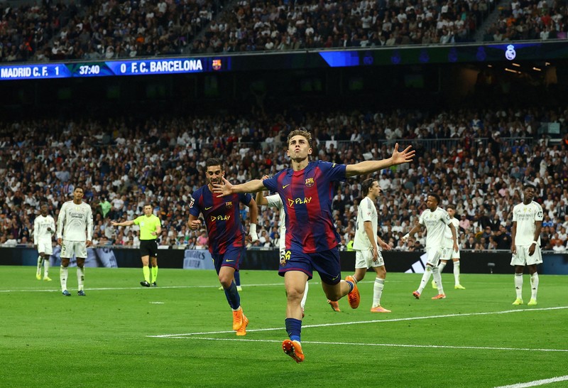 SOCCER-SPAIN-RMA-BAR/ Soccer Football - LaLiga - Real Madrid v FC Barcelona - Santiago Bernabeu, Madrid, Spain - October 26, 2025 Real Madrid's Kylian Mbappe celebrates with teammates after scoring a goal that was later disallowed for offside REUTERS/Susana Vera