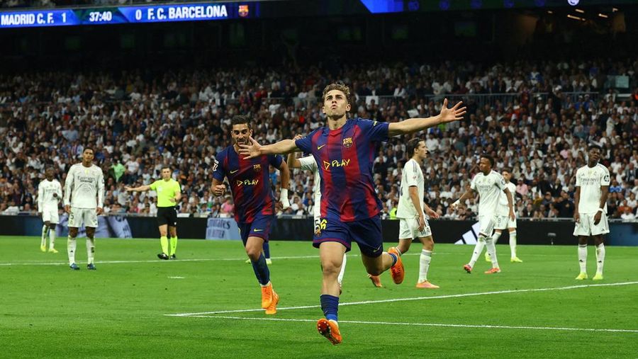 SOCCER-SPAIN-RMA-BAR/ Soccer Football - LaLiga - Real Madrid v FC Barcelona - Santiago Bernabeu, Madrid, Spain - October 26, 2025 Real Madrid's Kylian Mbappe celebrates with teammates after scoring a goal that was later disallowed for offside REUTERS/Susana Vera