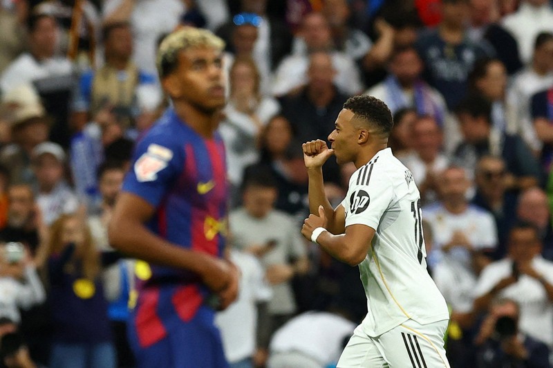 SOCCER-SPAIN-RMA-BAR/ Soccer Football - LaLiga - Real Madrid v FC Barcelona - Santiago Bernabeu, Madrid, Spain - October 26, 2025 Real Madrid's Kylian Mbappe celebrates with teammates after scoring a goal that was later disallowed for offside REUTERS/Susana Vera