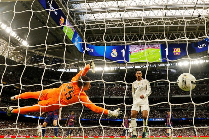 SOCCER-SPAIN-RMA-BAR/ Soccer Football - LaLiga - Real Madrid v FC Barcelona - Santiago Bernabeu, Madrid, Spain - October 26, 2025 Real Madrid's Kylian Mbappe celebrates with teammates after scoring a goal that was later disallowed for offside REUTERS/Susana Vera