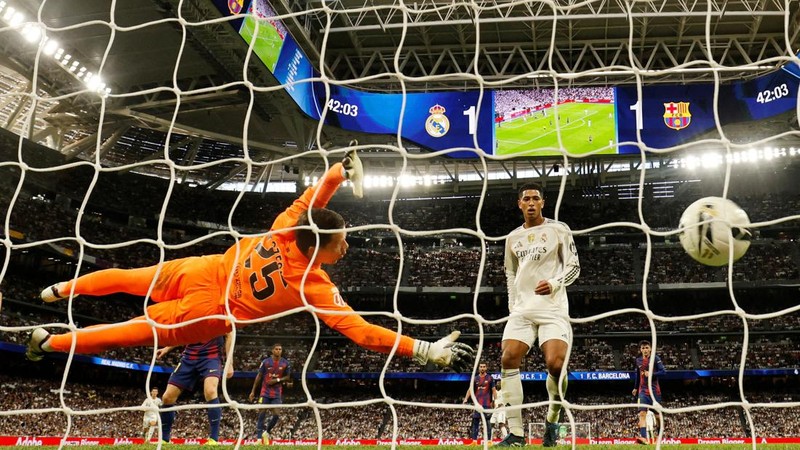 SOCCER-SPAIN-RMA-BAR/ Soccer Football - LaLiga - Real Madrid v FC Barcelona - Santiago Bernabeu, Madrid, Spain - October 26, 2025 Real Madrid's Kylian Mbappe celebrates with teammates after scoring a goal that was later disallowed for offside REUTERS/Susana Vera