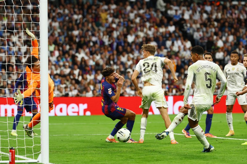 SOCCER-SPAIN-RMA-BAR/ Soccer Football - LaLiga - Real Madrid v FC Barcelona - Santiago Bernabeu, Madrid, Spain - October 26, 2025 Real Madrid's Kylian Mbappe celebrates with teammates after scoring a goal that was later disallowed for offside REUTERS/Susana Vera